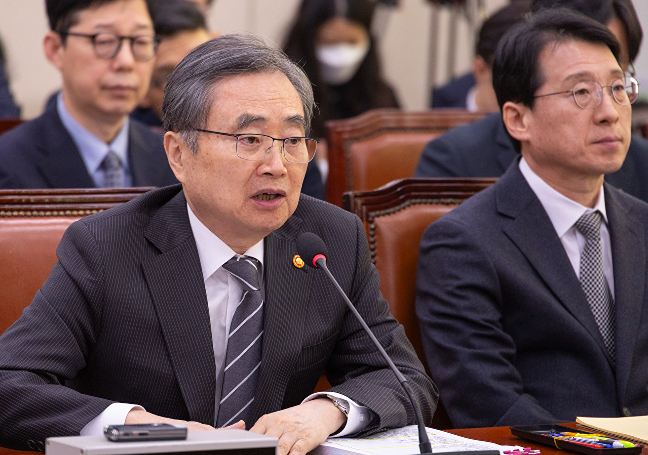 조현 외교부 장관이 28일 국회에서 열린 외교통일위원회 전체 회의에 출석해 도널드 트럼프 미 대통령의 한국에 대한 관세 인상 발언과 관련한 질의에 답하고 있다. 2026.1.28 [사진=연합뉴스]