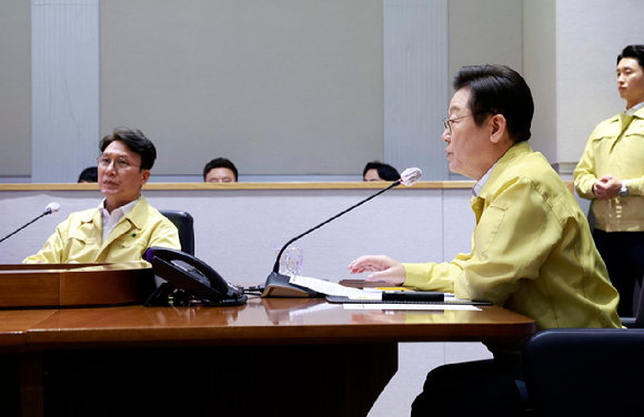 이재명 대통령이 28일 정부서울청사 중앙재난상황실에서 열린 국가정보자원관리원 화재 관련 중앙재난안전대책본부 회의에서 발언하고 있다. 왼쪽은 김민석 국무총리. 2025.09.28 [대통령실통신사진기자단] [사진=연합뉴스]