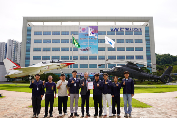 KAI 관계자들이 DO-330 획득 후 사진을 찍고 있다. [사진=KAI]
