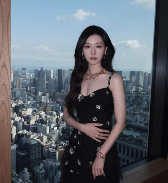 김지원, 명품 주얼리보다 빛나는 미모 &apos;여신 강림&apos;