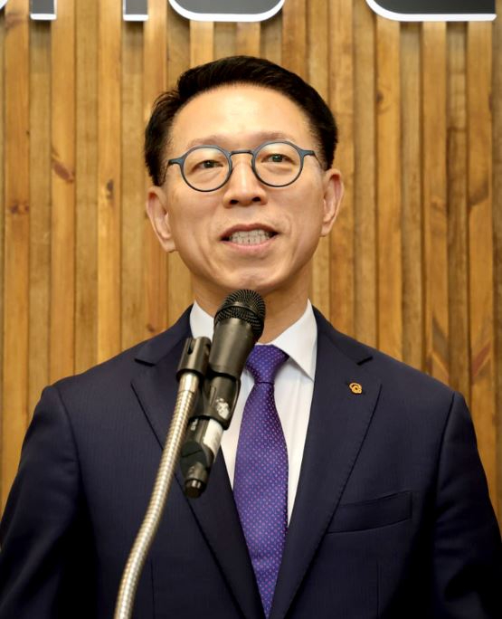 장애인 관람석을 인조 잔디로 가린 뒤 특별석으로 바꿔 비싸게 판매한 한화 이글스 대표가 검찰에 넘겨졌다. 사진은 박종태 한화이글스 대표. [사진=한화이글스]