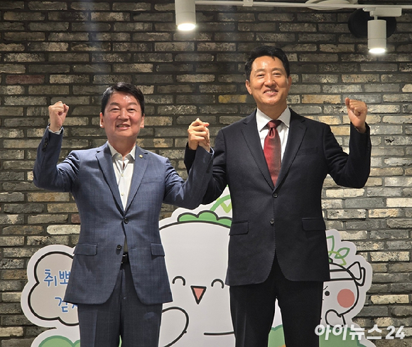오세훈 국민의힘 서울시장 후보(오른쪽)와 안철수 국민의힘 의원이 18일 서울 청년취업사관학교 영등포캠퍼스에서 열린 청년 간담회 직후 기념 촬영을 하고 있다. [사진=김한빈 기자]