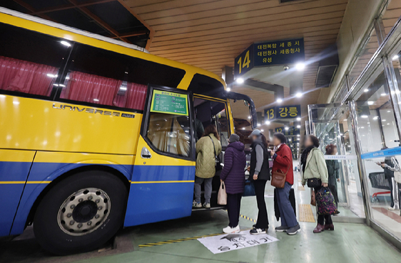 명절, 주말, 공휴일 등에 발생하는 고속버스 '노쇼' 피해를 막기 위해 국토교통부가 오는 5월 1일부터 주말 등에 버스 승차권을 취소할 시 평일보다 더 높은 수수료를 적용한다고 밝혔다. 사진은 지난 12일 운영을 재개한 성남종합버스터미널. [사진=연합뉴스]