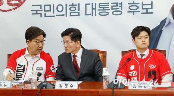 국민의힘 김문수 대선후보(오른쪽), 권성동 원내대표(왼쪽)가 15일 서울 여의도 국회에서 열린 중앙선대위 회의 및 임명장 수여식에서 관계자와 대화를 나누고 있다. [사진=곽영래 기자]