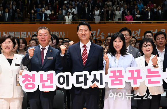 오세훈 서울시장이 1일 서울시청 다목적홀에서 열린 '제40대 서울특별시장 취임식'에서 참석자들과 기념촬영을 하고 있다. [사진=곽영래 기자]