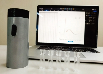 피도연 파이퀀트 대표가 회사 로고와 함께 포즈를 취하고 있는 모습 [사진=파이퀀트]