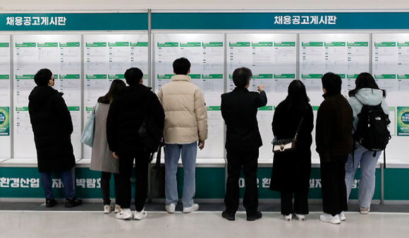 서울 양재동 한국농수산식품유통공사에서 열린 2022 환경산업 일자리 박람회를 찾은 시민들이 채용공고 게시판을 살펴보고 있다. [사진=뉴시스]