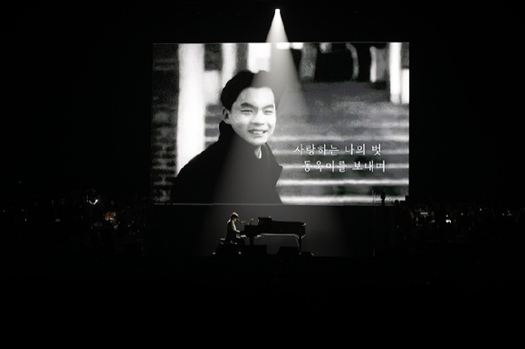 김동률이 전람회 멤버였던 故 서동욱을 추모하며 무대를 선보이고 있다. [사진=뮤직팜]
