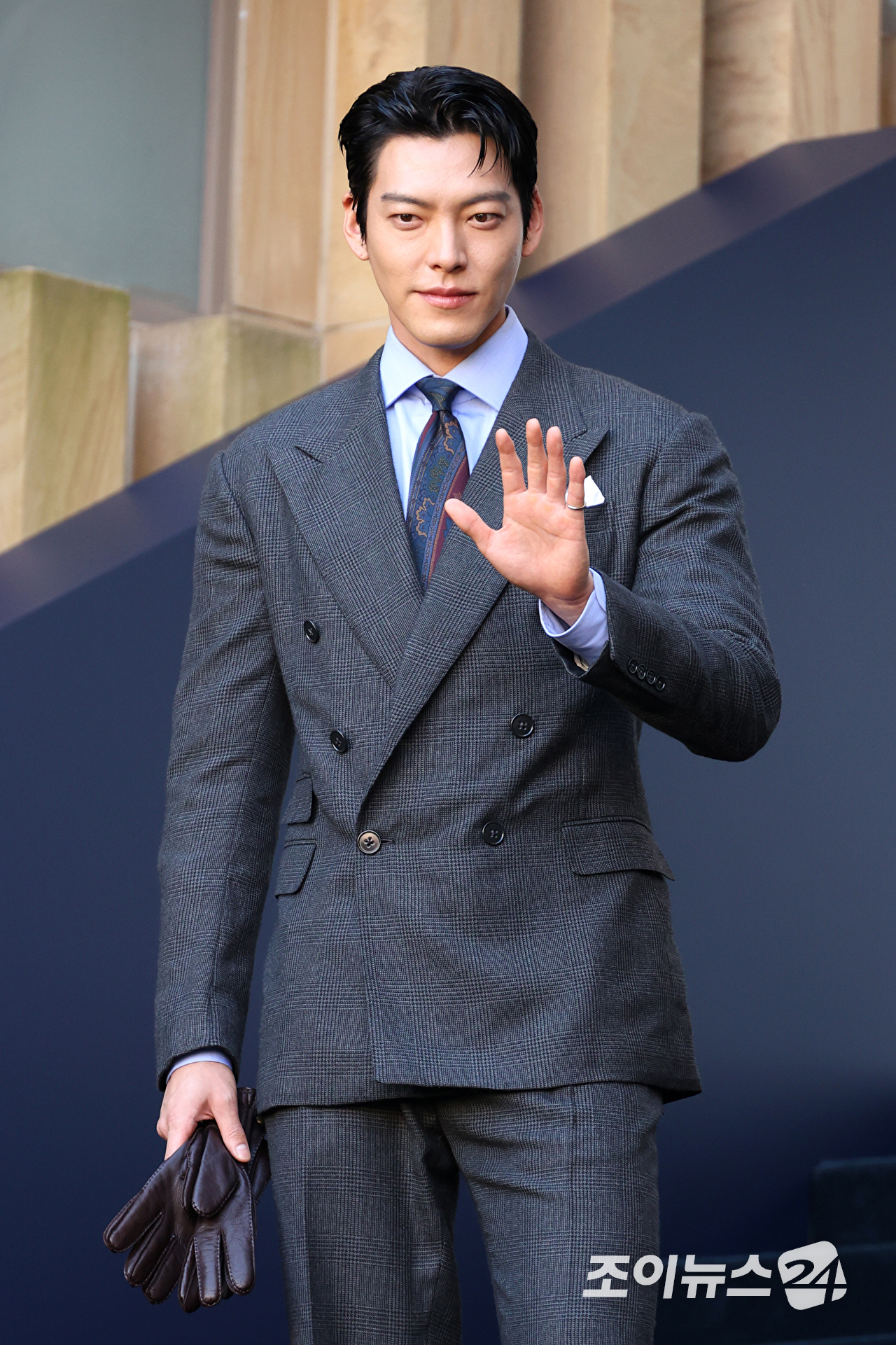 배우 김우빈이 15일 오후 서울 종로구 석파정 서울미술관에서 진행된 패션 아이콘 랄프 로렌의 삶을 조명한 HBO 다큐멘터리 '베리 랄프' 스크리닝 이벤트에 참석해 포즈를 취하고 있다. [사진=문수지 기자]