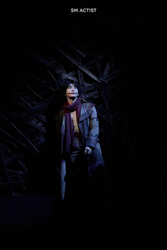 NCT 도영이 뮤지컬 '웃는 남자'에서 열연하고 있다. [사진=SM엔터테인먼트]