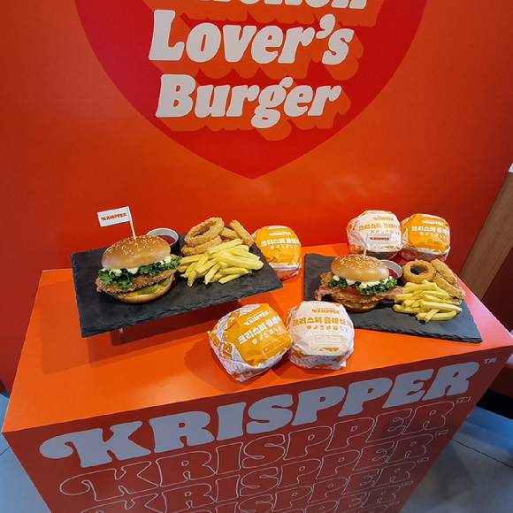 이성하 버거킹코리아 마케팅부문 CMO가 23일 서울 버거킹 약수역점에서 열린 신메뉴 '크리스퍼' 출시 기념 기자간담회에서 제품을 설명하고 있다. [사진=전다윗 기자]