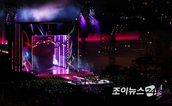 방탄소년단(BTS)이 21일 오후 서울 광화문 광장에서 정규 5집 '아리랑(ARIRANG)' 앨범 발매를 기념해 컴백 무대를 선보이고 있다.[사진=사진공동취재단]