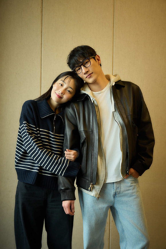 배우 김민하, 노상현이 '별짓' 출연을 확정 짓고 포즈를 취하고 있다. [사진=넷플릭스]