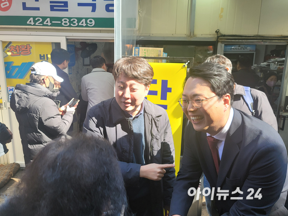 이기인 국민의힘 청년최고위원 후보, 이준석 전 대표, 천하람 당대표 후보가 28일 대구 북구 칠성시장에서 한 시민과 사진을 찍고 있다. [사진=정호영 기자]