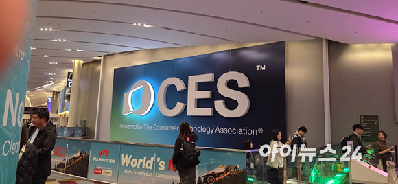 젠슨 황 엔비디아 CEO가 5일(현지시간) 미국 라스베이거스 퐁텐블로 호텔에서 열린 CES 2026 특별연설을 하고 있다. [사진=박지은 기자]