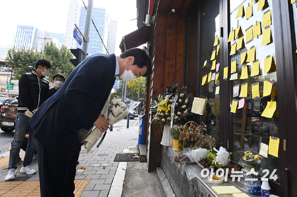 안철수 국민의당 대표가 2일 오전 신종 코로나바이러스 감염증(코로나19)에 따른 생활고로 세상을 떠난 자영업자가 운영하던 마포구 호프집을 추모 방문해 조의를 표하고 있다.