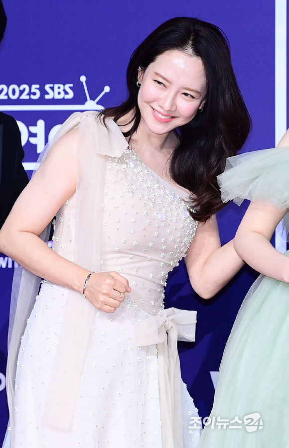 '런닝맨' 송지효가 30일 오후 서울 마포구 상암동 SBS 프리즘타워에서 열린&nbsp;2025 SBS 연예대상&nbsp;레드카펫 행사에 참석하고 있다. [사진=정소희 기자]