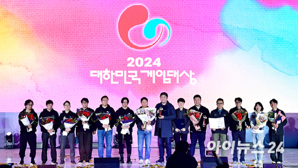 13일 오후 부산 해운대구 벡스코에서 열린 '2024 대한민국 게임대상'에서 수상자들이 기념촬영을 하고 있다. [사진=곽영래 기자]