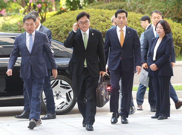 우원식 국회의장이 7일 서울 서초구 서울고등검찰청에 마련된 내란 특검 사무실에 참고인 조사를 받기 위해 출석하고 있다. [사진=연합뉴스]