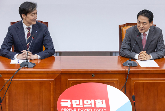 국민의힘 장동혁 대표(오른쪽)가 1일 국회에서 조국혁신당 조국 대표를 만나 인사말을 하고 있다. 2025.12.1 [사진=연합뉴스]