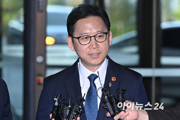 배경훈 부총리 겸 과학기술정보통신부 장관이 8일 서울 중구 신라호텔에서 젠슨 황 엔비디아 최고경영자(CEO)와 면담을 하기 위해 이동하고 있다. [사진=정소희 기자]