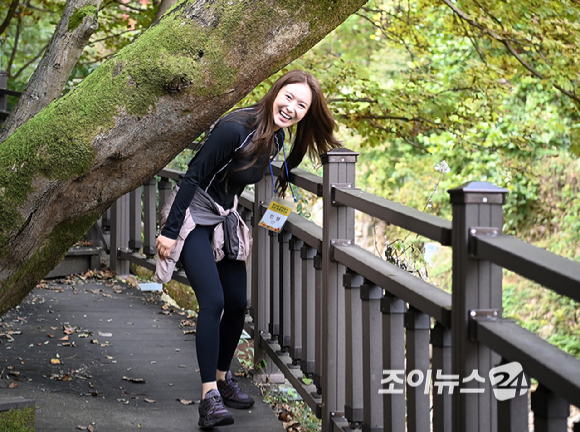 그룹 브브걸(BBGIRLS) 민영이 25일 서울 강북구 우이동 북한산국립공원 우이분소(백운천 휴게공간)에서 열린 '브브걸 민영과 함께 하는 팬트레킹-제12회 희망찾기 등산&middot;트레킹 교실'에서 트레킹을 하고 있다. [사진=곽영래 기자]