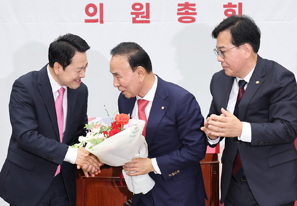 제22대 국회 후반기 당 국회부의장 후보자로 선출된 국민의힘 박덕흠 의원(가운데)이 13일 국회에서 열린 제22대 국회 후반기 당 국회부의장 후보자 선출 의원총회에서 장동혁 대표와 악수하고 있다. 오른쪽은 송언석 원내대표. 2026.5.13 [사진=연합뉴스]