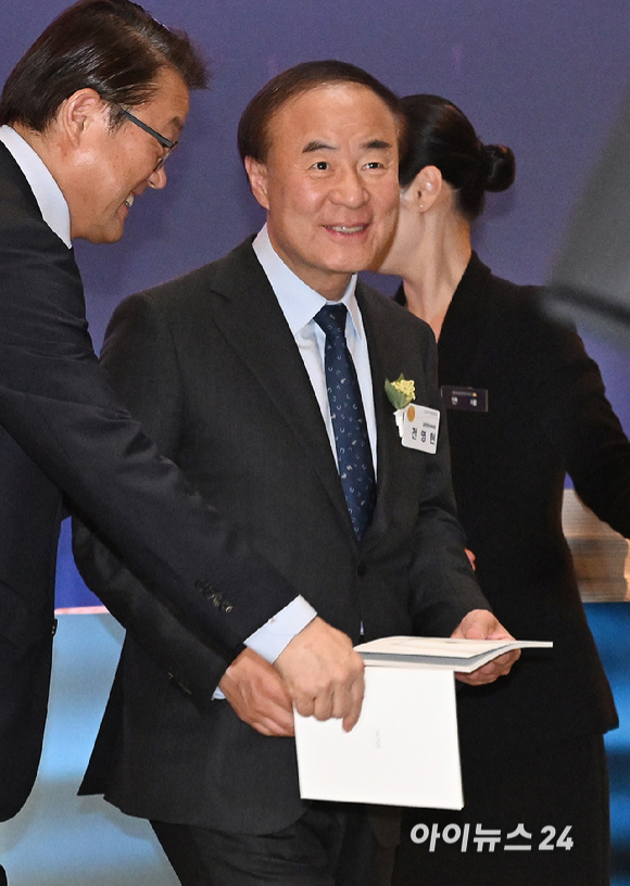 전영현 삼성전자 부회장이 1일 서울 중구 신라호텔에서 열린 2026년 제36회 삼성호암상 시상식에 참석하고 있다. [사진=곽영래 기자]