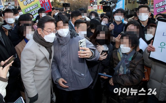 이재명 더불어민주당 대선후보가 21일 서울 마포구 연남동 거리에서 열린 '걸어서 민심 속으로' 연남동 거리 걷기 행사에서 시민들과 기념촬영을 하고 있다. [사진=국회사진취재단]