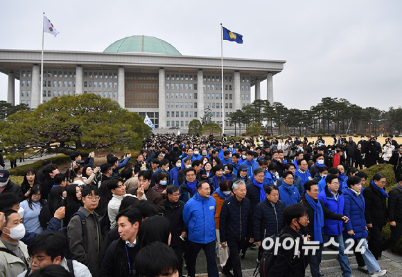 윤석열 대통령 파면 촉구 도보행진에 참가한 더불어민주당 의원들이 12일 서울 여의도 국회에서 광화문을 향해 출발하고 있다. [사진=곽영래 기자]