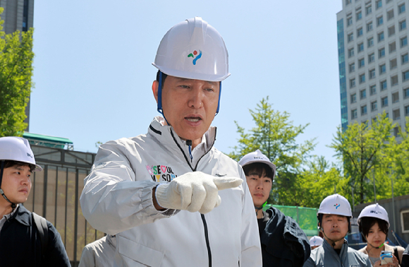 오세훈 서울시장이 24일 서울 광화문 대심도 빗물배수터널 공사 현장을 찾아 관계자의 보고를 듣고 발언하고 있다. [사진=연합뉴스]