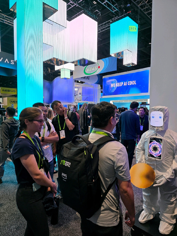 지난 17일(현지시간) 미국 캘리포니아주 새너제이에서 개막한 엔비디아의 최대 기술 연례컨퍼런스 'GTC 2026' 현장에 마련된 삼성전자 전시관에 관람객들이 몰려 있다. [사진=삼성전자]