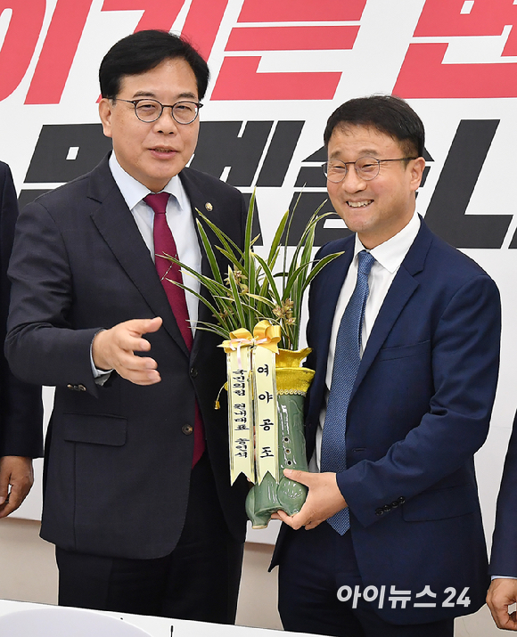 국민의힘 송언석 원내대표와 더불어민주당 한병도 원내대표가 14일 서울 여의도 국회에서 여야 원내대표 회동에서 기념촬영을 하고 있다. [사진=곽영래 기자]