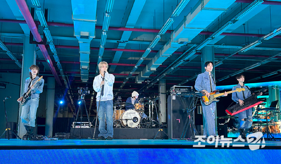 글로벌 밴드 하츠웨이브(hrtz.wav)가 9일 오후 서울 성동구 엑스팩토리 D동에서 열린 하츠웨이브 두 번째 미니앨범 'he Second Wave : MOMENTUM'(더 세컨드 웨이브 : 모멘텀) 발매 기념 쇼케이스에 참석해 무대를 선보이고 있다. [사진=정소희 기자]