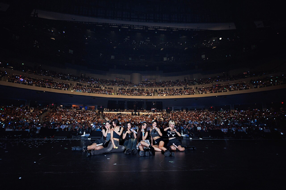 엔믹스(NMIXX)가 첫 번째 월드투어 'EPISODE 1: ZERO FRONTIER'(에피소드 1: 제로 프론티어)를 열고 무대를 선보이고 있다. [사진=JYP엔터테인먼트]