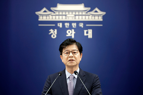 성기홍 홍보소통수석이 10일 청와대 기자회견장에서 신임 국무조정실장 임명 관련 브리핑을 하고 있다. 이재명 대통령은 임기근 기획예산처 차관을 국무조정실장으로 임명했다. 2026.7.10 [청와대통신사진기자단] [사진=연합뉴스]
