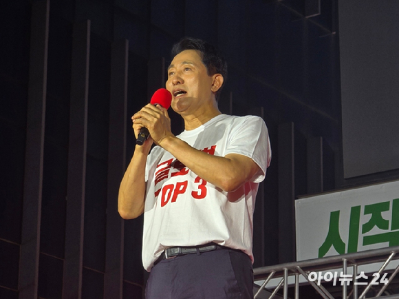 오세훈 국민의힘 서울시장 후보가 2일 서울 서대문구 신촌역 인근 스타광장에서 열린 '파이널 유세'에서 두 손을 들어 올리며 지지를 호소하고 있다. [사진=김한빈 기자]