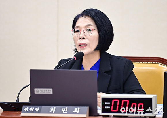 최민희 국회 과학기술정보통신위원장이 과학기술정보방송통신위원회 국정감사에서 질의를 하고 있다. [사진=곽영래 기자]