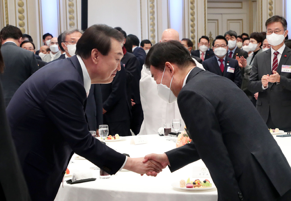 윤석열 대통령이 2일 오전 청와대 영빈관에서 열린 2023년 신년 인사회에 입장하며 김진표 국회의장과 악수하고 있다. [사진=뉴시스]