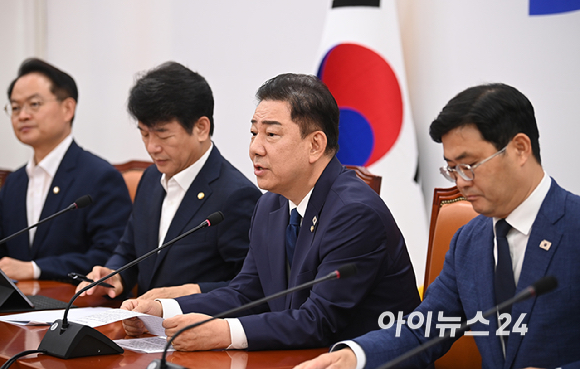 김병기 더불어민주당 대표 직무대행 겸 원내대표가 22일 오전 서울 여의도 국회에서 열린 원내대책회의에 참석해 모두 발언을 하고 있다. [사진=곽영래 기자]