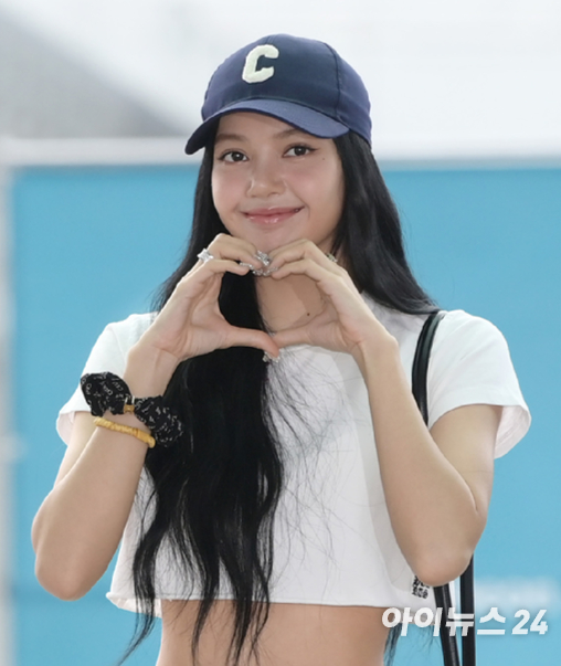 그룹 블랙핑크 리사가 25일 오후 해외일정을 위해 미국 뉴욕 출국을 앞두고 인천국제공항 출국장에 들어서고 있다. [사진=정소희 기자]