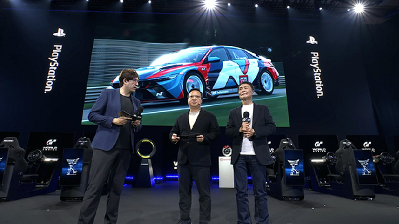 (오른쪽부터)야마우치 카즈노리 폴리포니 디지털 대표, 박준우 현대차 N매니지먼트실장 상무가 지난 21일 일본 후쿠오카 국제 회의장에서 열린 그란 투리스모 2025 월드 시리즈 최종전에서 아반떼 N TCR 투입 등 내년 1월 예정인 그란 투리스모 업데이트를 발표하고 있다. [사진=현대자동차]