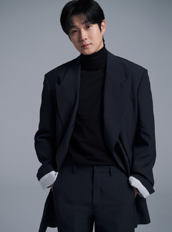 배우 최우식이 영화 '넘버원' 인터뷰에 앞서 포즈를 취하고 있다. [사진=㈜바이포엠스튜디오]