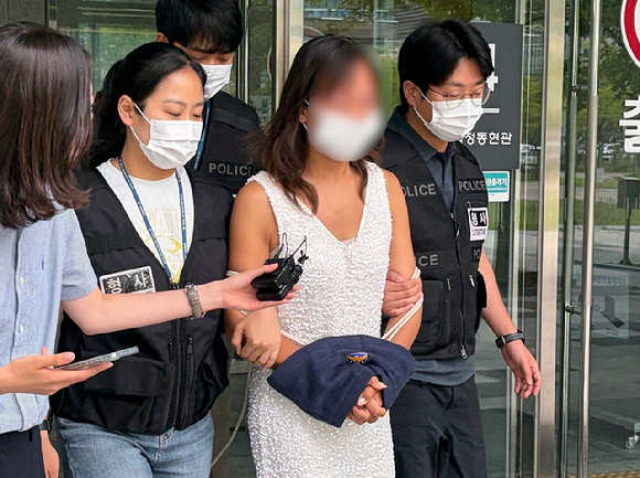 잠실 개표소 봉쇄 시위에서 경찰에게 침 뱉은 김모씨가 구속심사를 받았다. [사진=연합뉴스]