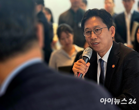 배경훈 과학기술정보통신부 장관이 8일 오전 KT광화문빌딩 동관(East)에서 열린 '보이스피싱 대응 현장 소통 간담회'에서 시작에 앞서 모두발언하고 있다. [사진=안세준 기자]