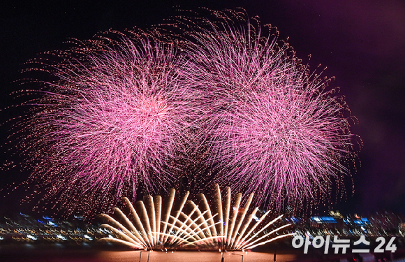 '2026 서울세계불꽃축제'가 5일 서울 여의도 한강공원 일대에서 열린 가운데 화려한 불꽃이 밤하늘을 장식하고 있다. [사진=곽영래 기자]