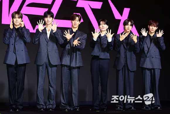 그룹 몬스타엑스가 16일 오후 서울 영등포구 여의도 콘래드 호텔에서 열린 몬스타엑스(MONSTA X) 데뷔 10주년 기념 기자간담회에 참석해 포토타임을 갖고 있다. [사진=정소희 기자]