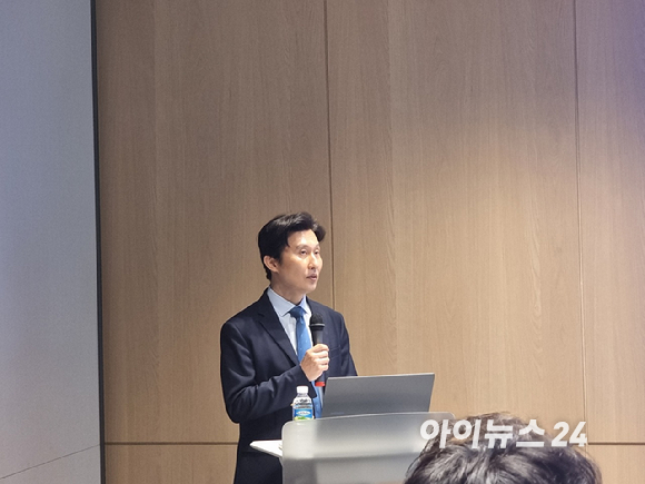 윤정원 AWS코리아 공공부문 대표가 18일 오전 서울 역삼동 센터필드에서 열린 기자 간담회에서 AWS 공공부문 사업 현황 및 전략을 발표하고 있다. [사진=윤소진 기자]