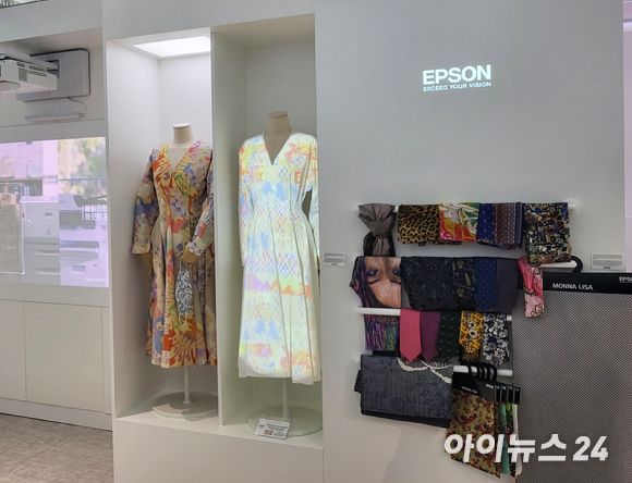 '히트프리' 기술이 적용된 잉크젯 프린터(왼쪽)와 일반 레이저 프린터로 출력할 때 온도 차이가 확인된 모습 [사진=서민지 기자]