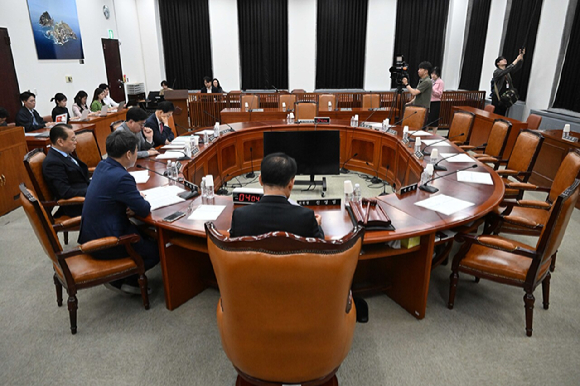 27일 국회에서 열린 정보위원회 전체회의에 더불어민주당 의원들과 이종석 국가정보원장이 불참해 자리가 비어 있다. 2026.4.27 [국회사진기자단] [사진=연합뉴스]